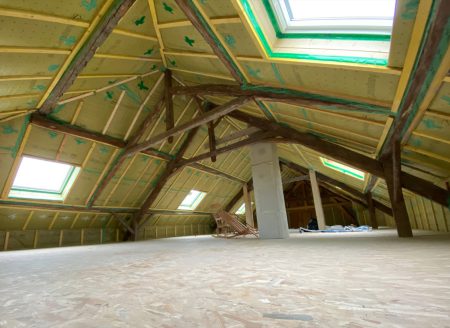 Charpente traditionnelle en bois dans une maison à Annecy