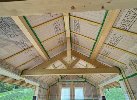 Montage de charpente traditionnelle sur chantier