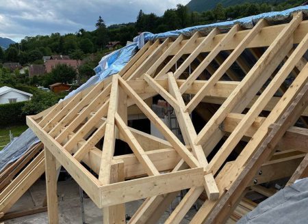 Montage de charpente traditionnelle sur chantier