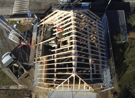 Montage de charpente traditionnelle sur chantier à Annecy
