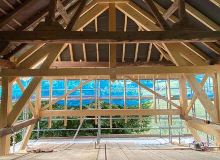 Charpente traditionnelle en bois sur chantier