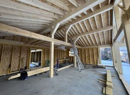 Montage de charpente traditionnelle sur chantier